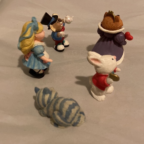 Hallmark Merry Minatures Alice in Wonderland - Picture 4 of 10